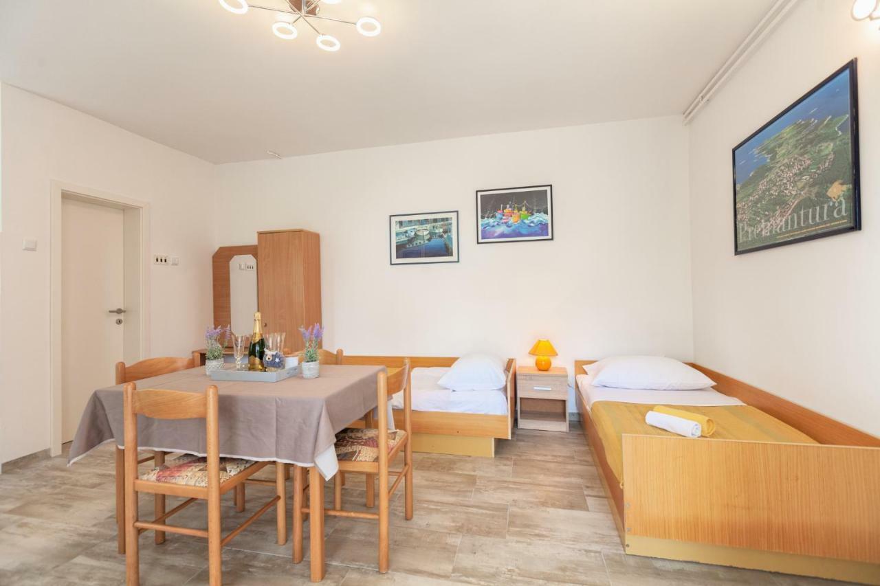 Apartment Ema Premantura Eksteriør billede