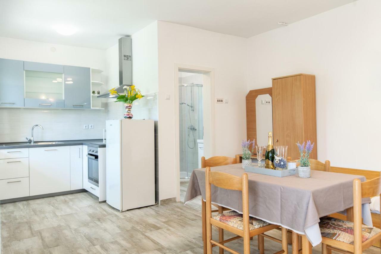 Apartment Ema Premantura Eksteriør billede