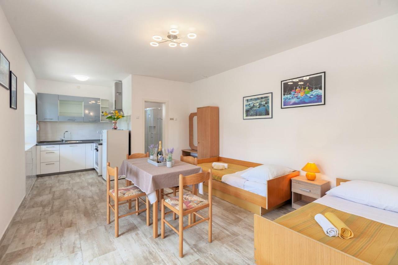 Apartment Ema Premantura Eksteriør billede