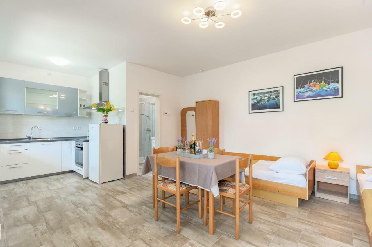 Apartment Ema Premantura Eksteriør billede